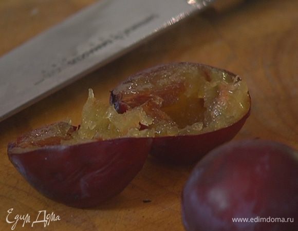 Сливы разрезать пополам и удалить косточки. 