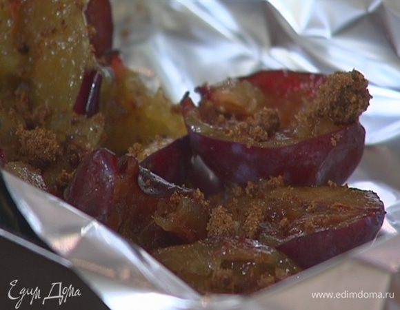 Небольшую форму выстелить фольгой, выложить половинки слив и присыпать сахаром и корицей.