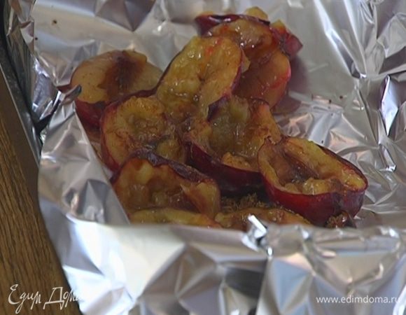 Карамелизировать сливы в духовке под разогретым грилем 2–3 минуты.