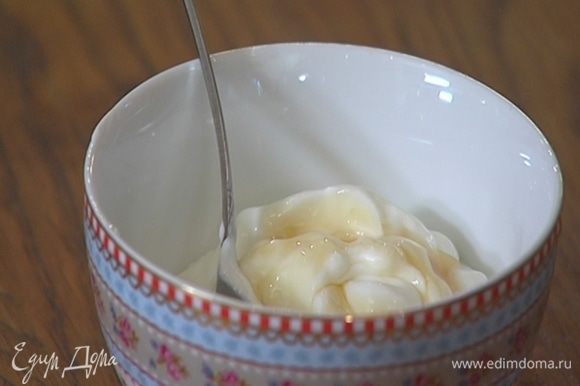 Йогурт перемешать с кленовым сиропом.
