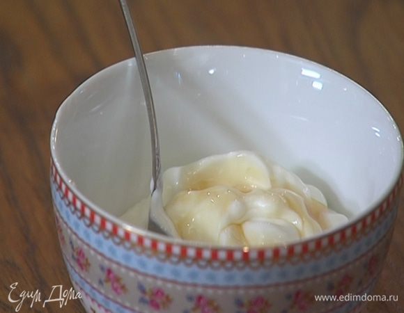 Йогурт перемешать с кленовым сиропом.