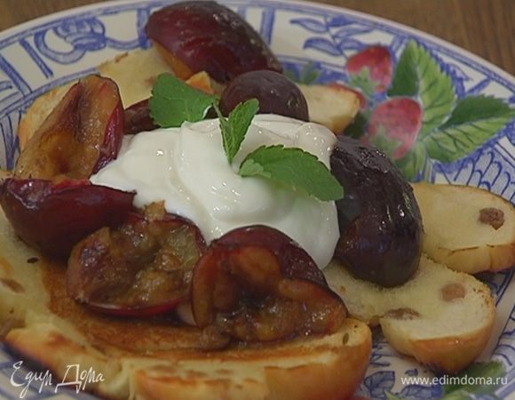 Разложить карамелизированные сливы и йогурт на кусочки бриоши, украсить листьями мяты.