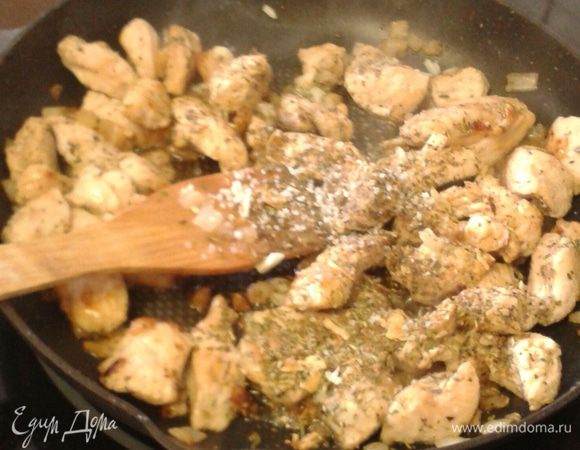 Выкладываем мелко порезанное филе индейки, обжариваем до золотистой корочки (филе готовится очень быстро не пережарить!).  