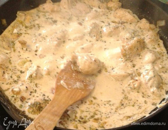 Далее в сотейнике греем сливки и растворяем в них творожный сыр. Заливаем индейку, соли, перчим, посыпаем смесью сухих итальянских трав и тушим минут 5-7 . 