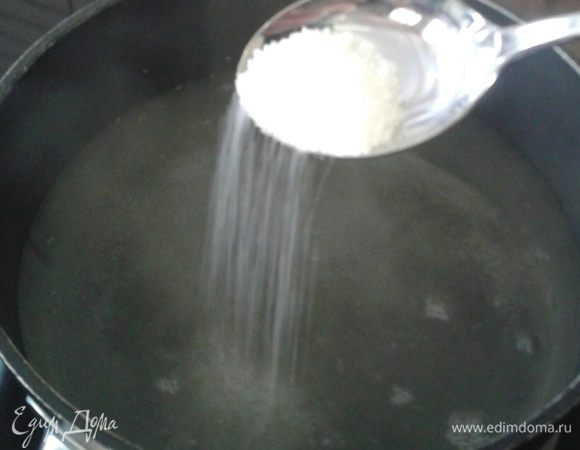 Тем временем отвариваем спагетти согласно инструкции, при этом щедро солим воду. 