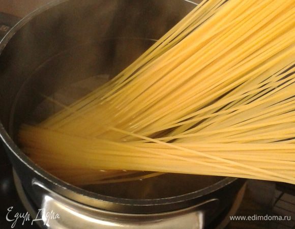 Когда спагетти готовы, сливаем воду.