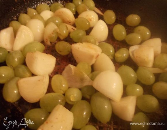 На сковороде, в масле и соке, который остался после курицы, протушиваем виноград с луком,собираем соки так сказать. Через пару минут,выливаем туда вино,подождем пока закипит и выключаем плиту.