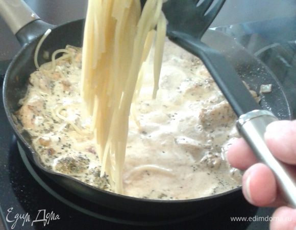 Немного воды оставим, на случай, если соус слишком густой, тогда следует добавить именно воду, в которой варилась паста. 