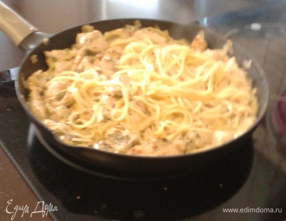 Далее перемешиваем пасту с соусом, через пару минут выключаем печь и раскладываем спагетти по тарелочкам. 