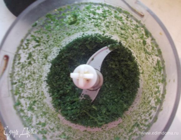 Шпинат в замороженном виде,измельчить в блендере  в крошку.