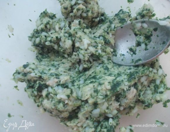 Смешать шпинат с рисом и фаршем.Немного посолить,не забывая,что сыр у нас соленый.