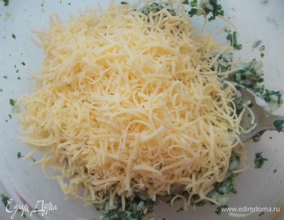 Натереть на мелкой терке сыр и немного оставить в стороне.