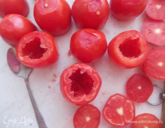 С помидорок срезать шляпки и немножко дно,чтобы они были более устойчивые. Ложечкой выбрать серединку.