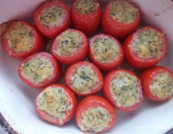 Плотно нафаршировать их и уложить в смазанную маслом форму.