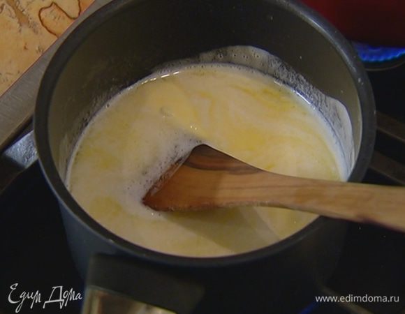 Влить в кастрюлю 200 мл молока и 100 мл воды, добавить предварительно размягченное сливочное масло, сахар, 1/4 ч. ложки морской соли и довести все до кипения.