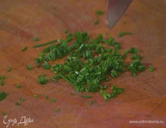 Шнитт-лук мелко порубить (должна получиться 1 ч. ложка).