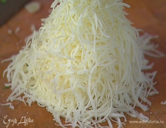Весь сыр — и для теста, и для начинки — натереть на мелкой терке.