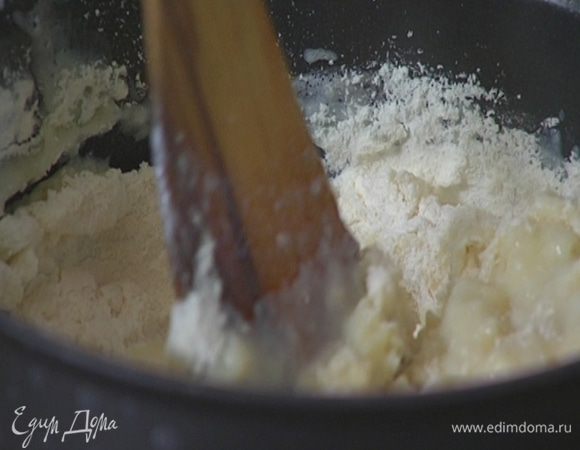 В горячее молоко с маслом и водой вмешать муку, так чтобы получилась гладкое тесто без комочков.