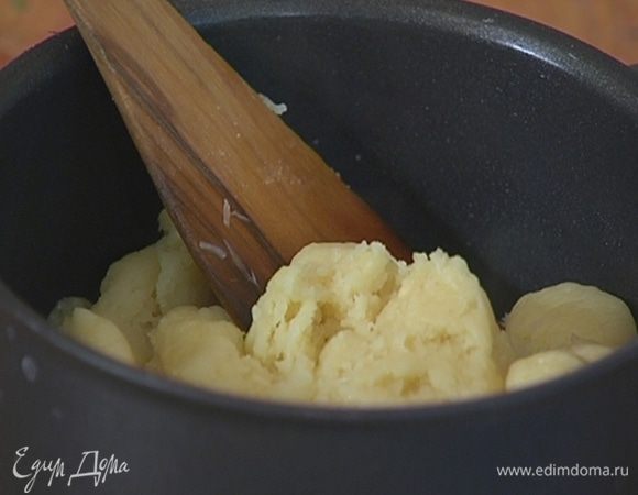 Оставшийся натертый сыр добавить в тесто, перемешать.