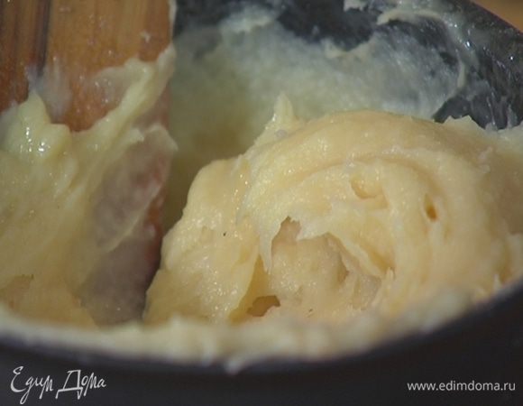 Когда тесто слегка остынет, по одному ввести в него 4 яйца, каждый раз вымешивая.