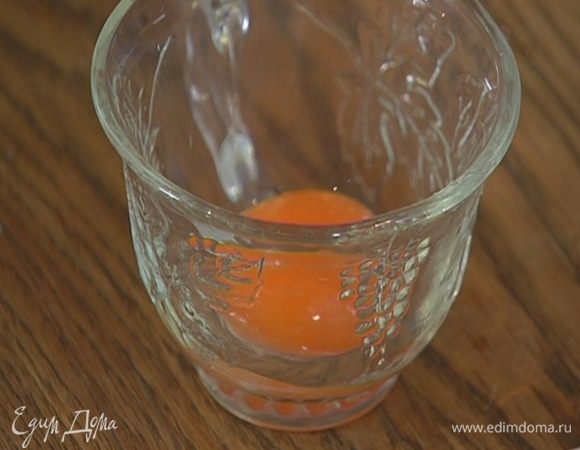 У оставшегося яйца отделить белок от желтка.