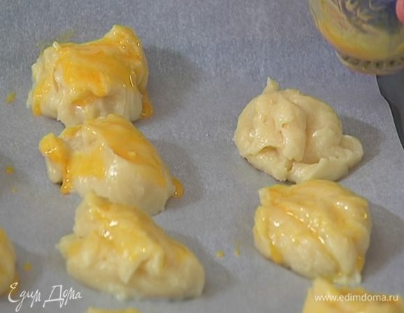 Желток посолить, перемешать с оставшимся молоком и смазать эклеры.