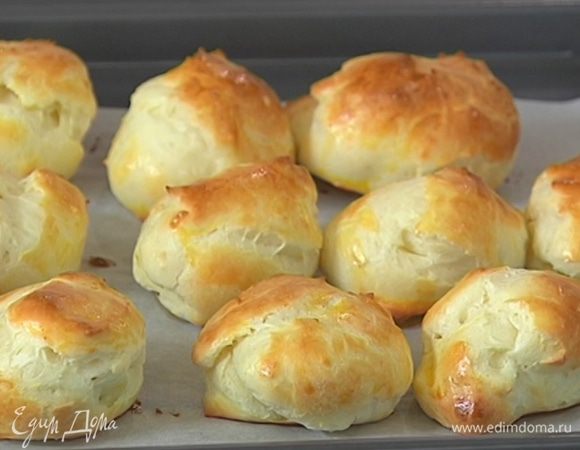 Выпекать эклеры в разогретой духовке 20–25 минут, затем остудить.