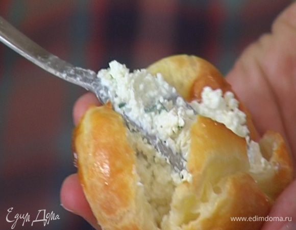 Остывшие эклеры надрезать и наполнить творожной начинкой.