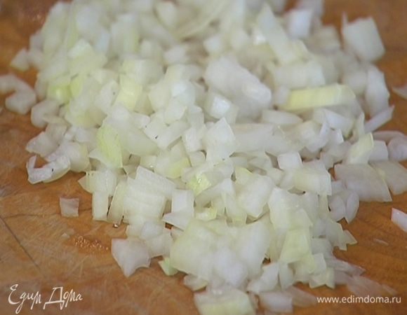 Лук почистить и мелко порубить.