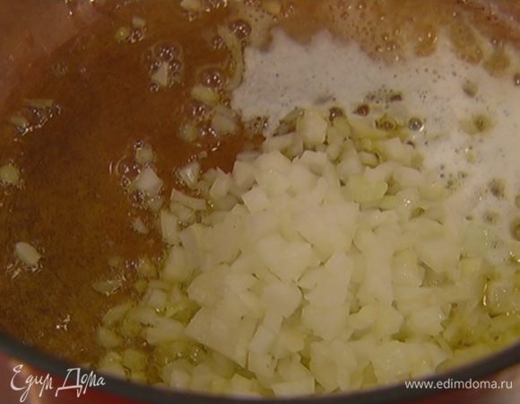 Разогреть в тяжелой кастрюле оливковое и сливочное масло и обжарить лук.