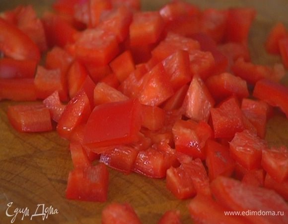 У сладкого перца удалить плодоножку с семенами, мякоть нарезать маленькими кубиками.