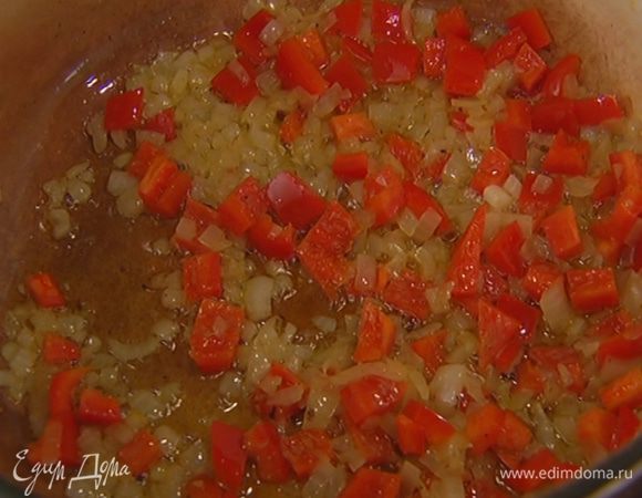 Добавить перец в кастрюлю с луком и обжарить на медленном огне.