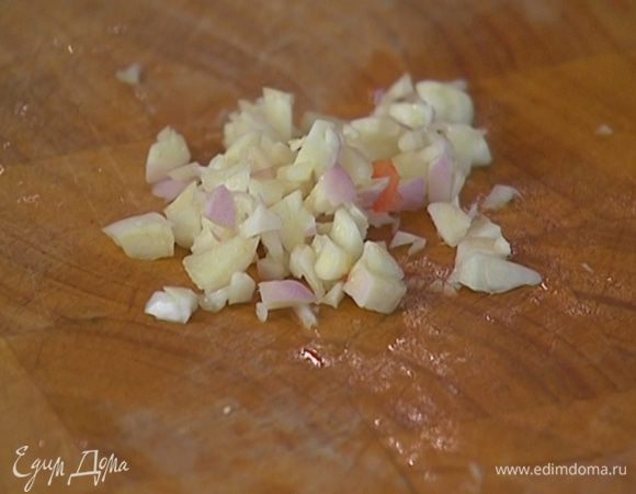 Чеснок почистить, мелко порубить и отправить к овощам, все посолить, поперчить и немного потомить.