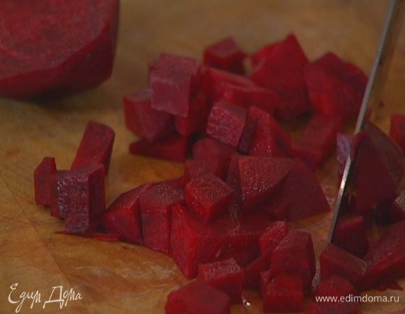 Свеклу почистить, нарезать небольшими кубиками, добавить в кастрюлю с овощами и все перемешать.