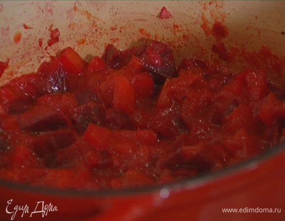 Через 10 минут выложить к овощам консервированные помидоры, перемешать и прогреть.