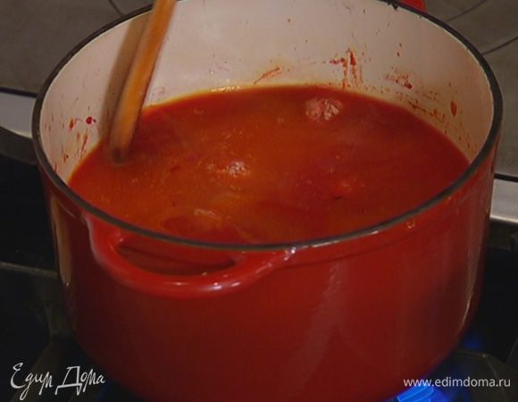 В кастрюлю с овощами влить горячий куриный бульон, перемешать, выложить фрикадельки и варить до готовности 12–15 минут.