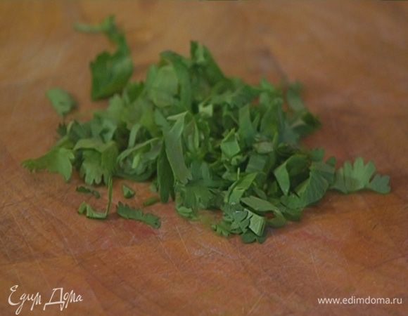 Кинзу мелко порубить.