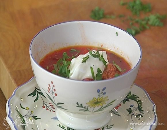 Суп разлить в тарелки, посыпать кинзой и подавать со сметаной.