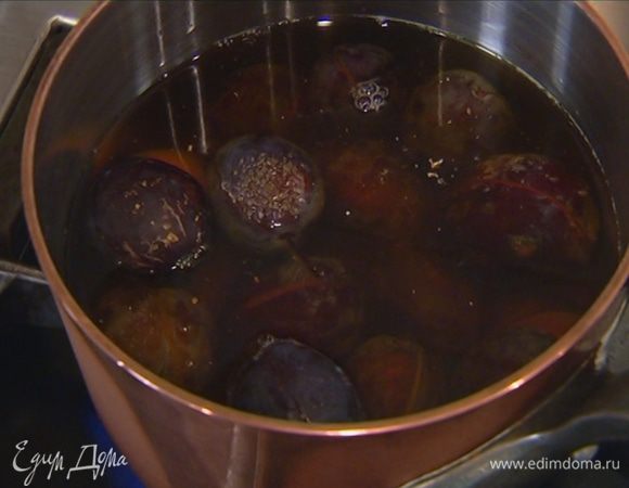 Влить яблочный сок, 50 мл воды, добавить сахар, кардамон и прогревать на небольшом огне минут 20, пока сливы не разварятся.