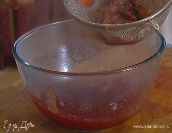 Разваренные сливы протереть через сито.