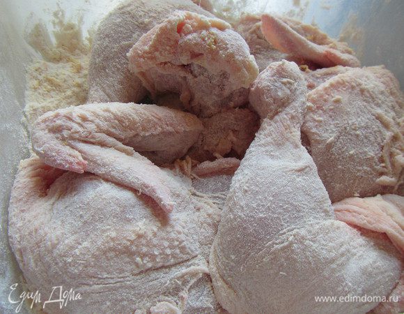 Смешиваем муку с солью, перцем и апельсиновой цедрой. Курицу режем на порционные куски. Обваливаем их как следует в муке (можно, например, это делать в целлофановом пакете). 
