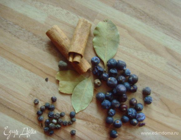 Подготовить специи, их кроме лаврушки перетереть в ступке в порошок 