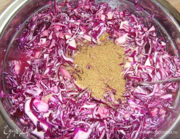 И добавить к капусте. Тщательно перемешать и оставить на ночь в холодильнике мариноваться. В оригинальном рецепте советуют поместить смесь специй в марлевый мешочек и тушить вместе с капустой, потом извлечь. Я уменьшила количество специй и добавила порошок непосредственно в капусту. 