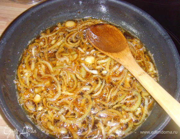 Добавить сахар и закарамелизировать до золотистого цвета. 