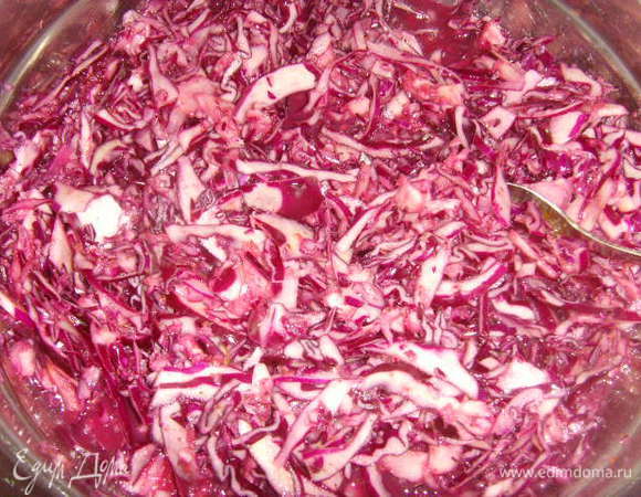 Лук переложить в кастрюлю с капустой и маринадом и тушить под крышкой примерно 1час