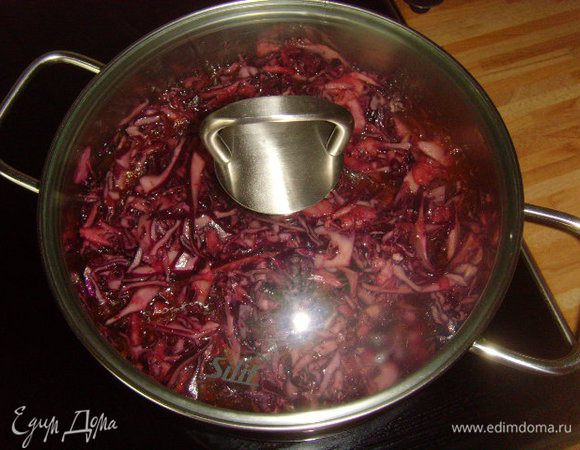 до готовности капусты. В конце тушения снять крышку и выпарить лишнюю жидкость. Капуста приобретает за время тушения необыкновенную шелковистую консистенцию, как бы загущается. Может ей в этом помогают яблоки, которые в процессе полностью развариваются. 




