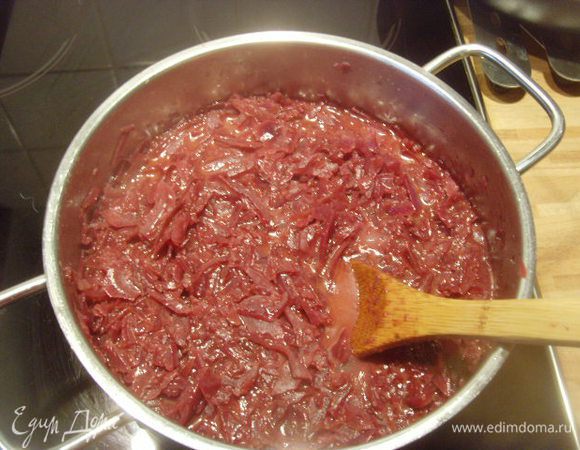 В конце тушения в капусту нужно добавить две ст. ложки брусничного варенья (можно упустить), по необходимости досолить. Настоявшись капуста становится еще вкуснее. 