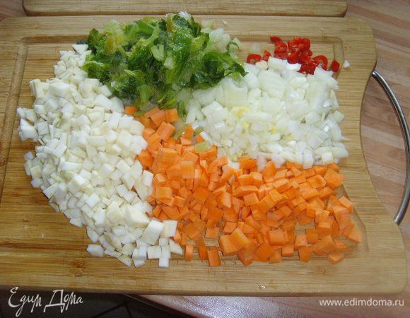 Овощи искрошить мелким квадратиком. 