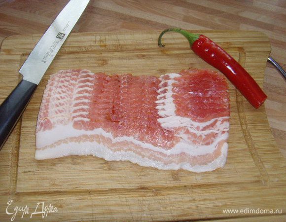 Бекон и чили порезать мелко. 