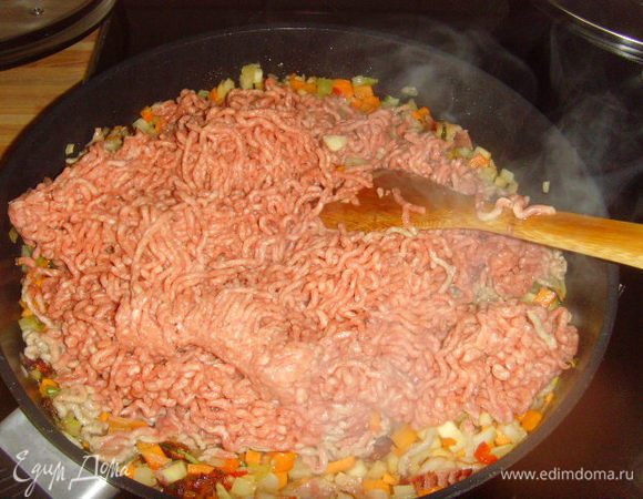 Добавить фарш (у меня из свинины и говядины 50:50), фарш разобрать руками на мелкие кусочки, 